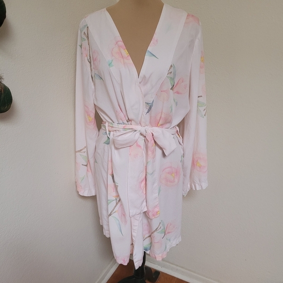 Plum Pretty Sugar Pink Floral Robe - Picture 1 of 5